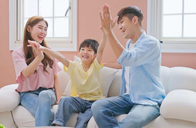 Orang tua memberikan dukungan emosional saat mempersiapkan anak untuk khitan.